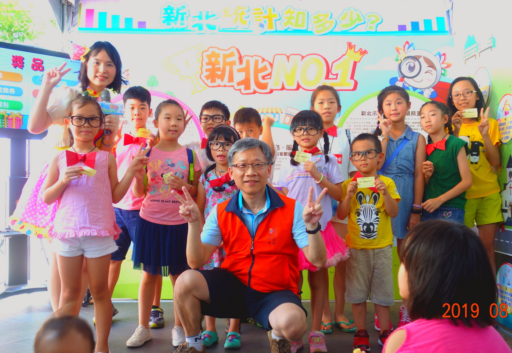 本處吳處長建國和有獎徵答獲勝的小偵探們開心慶賀得獎。
