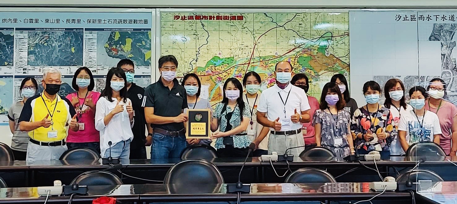 汐止區公所頒獎合影
