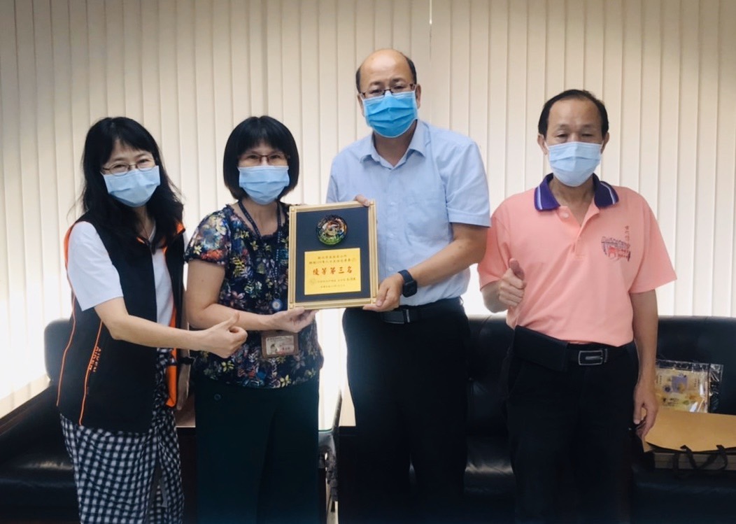 五股區公所頒獎合影