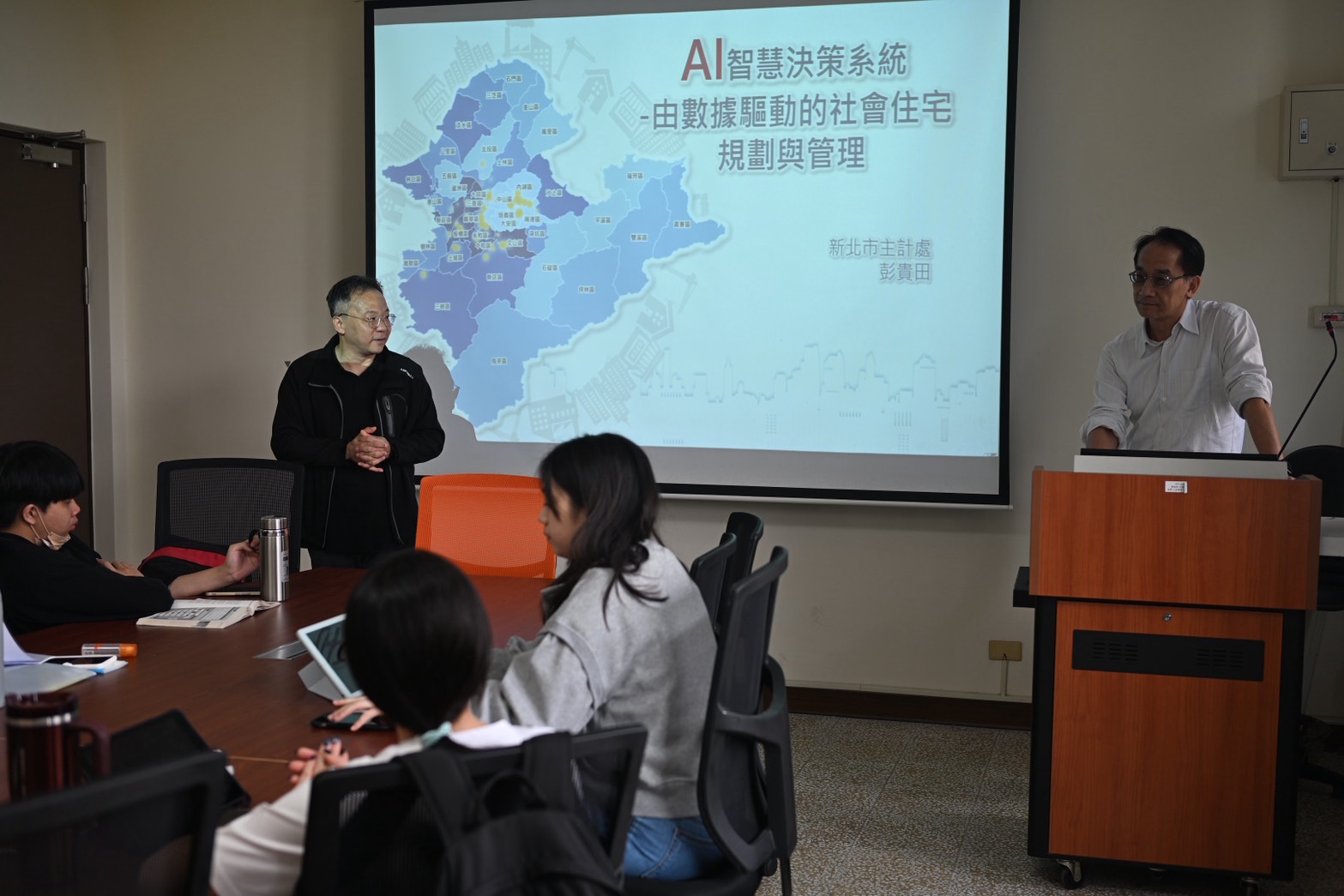 新北市政府主計處於中央大學演講AI應用得獎案例