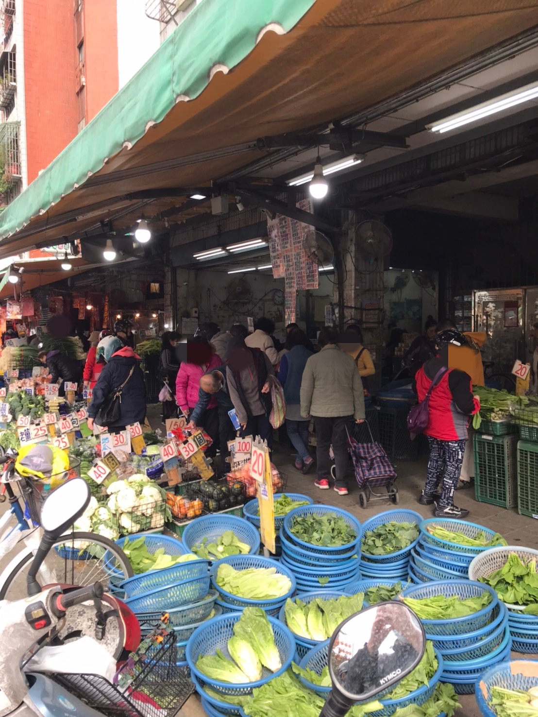 照片一 查訪春節蔬菜物價