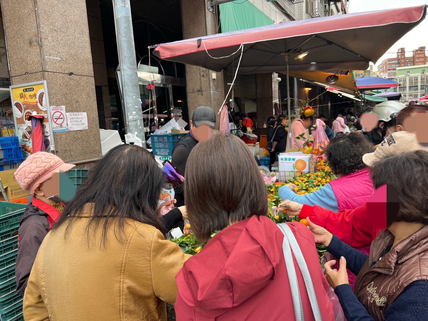照片二 查訪春節水果物價